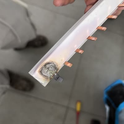 חלק חשמלי עם סימני שריפה ונזק