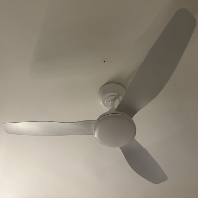 מאוורר תקרה לבן מותקן על תקרה