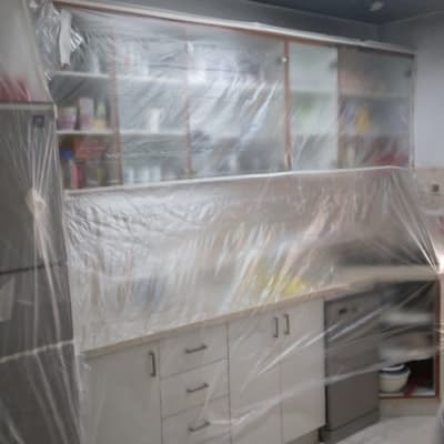 מטבח מכוסה בניילון כהכנה לצביעה