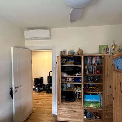 יחידת מיזוג אוויר מותקנת על קיר בחדר שינה