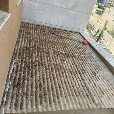 גג מלוכלך עם לכלוך וכלי ניקוי