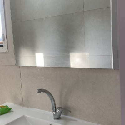 כיור עם ברז ומראה בחדר אמבטיה