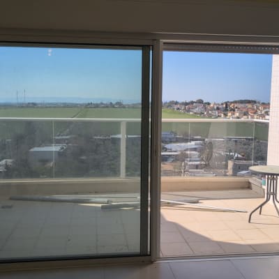 מרפסת עם דלת הזזה ונוף פתוח