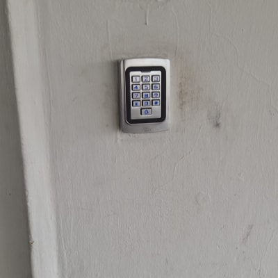 לוח מקשים של אינטרקום על קיר לבן