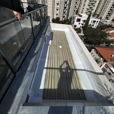 איטום גג עם יריעות וזכוכית במרפסת בניין