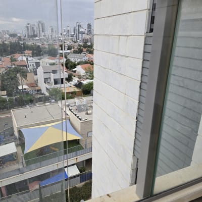 נוף עירוני מבעד לחלון זכוכית