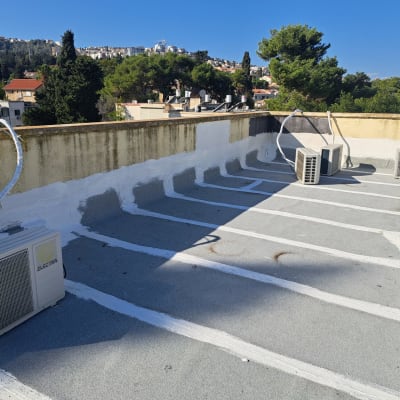 איטום גג עם חומר לבן סביב מזגנים