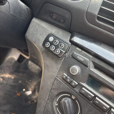 לוח מחוונים של רכב עם כפתורים ומתגים