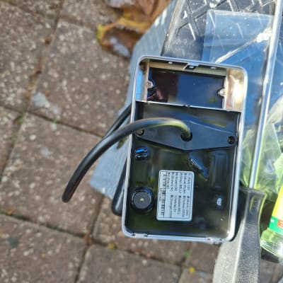 חלק אחורי של אינטרקום עם חוטים חשופים