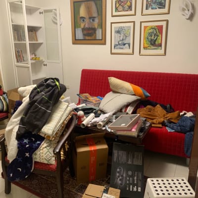 חדר מבולגן עם רהיטים וארגזים לא מסודרים