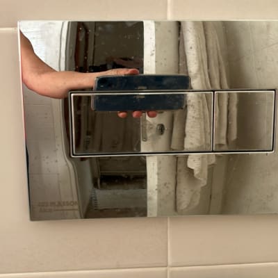 לחצן הדחה כפול על קיר חדר אמבטיה