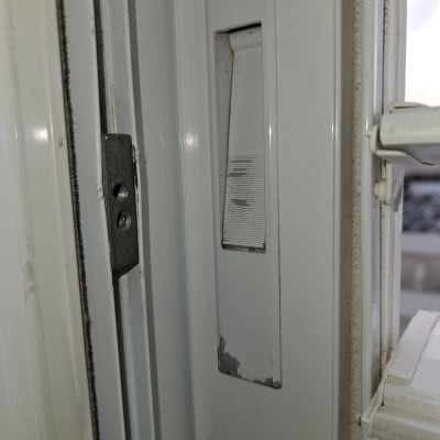 תריסים לבנים עם מנגנון פתיחה וסגירה