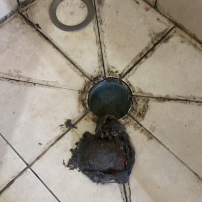 ניקוי ניקוז במקלחת עם לכלוך