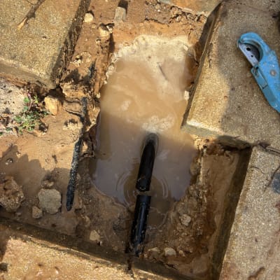 כלי עבודה וצינור מים בתיקון נזילה
