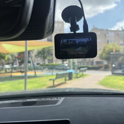 מצלמת רכב מותקנת על שמשת הרכב עם נוף חיצוני