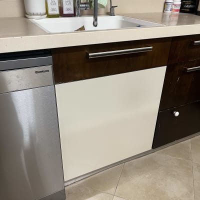 כיור מטבח עם סבון כלים ומגבת ירוקה