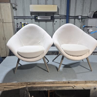 שני כיסאות מרופדים על שולחן עבודה בסדנה