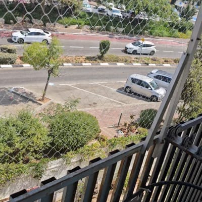 רשת למניעת כניסת יונים מותקנת על מרפסת