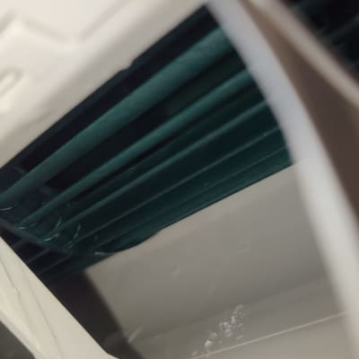 תקריב של חלק פנימי במזגן עם טיפות מים