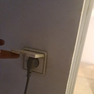 שקע חשמלי עם תקע מחובר לקיר