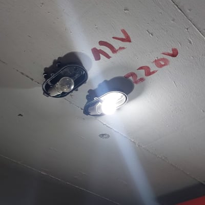 שתי נורות תקרה עם כתובת 12V ו-220V