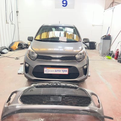 רכב במוסך עם פגוש קדמי מנותק