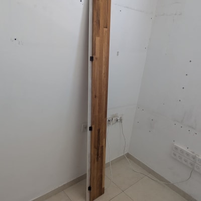 לוח עץ עומד על קיר בחדר ריק