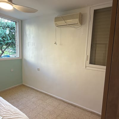 קיר צבוע בלבן עם סימני צבע טריים