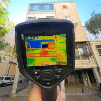 מד חום תרמי מציג תמונה של בניין