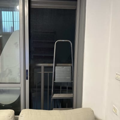 חלון אלומיניום עם סולם אלומיניום לידו