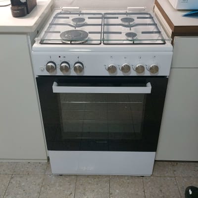 תנור גז עם כפתורים ומבערים במטבח