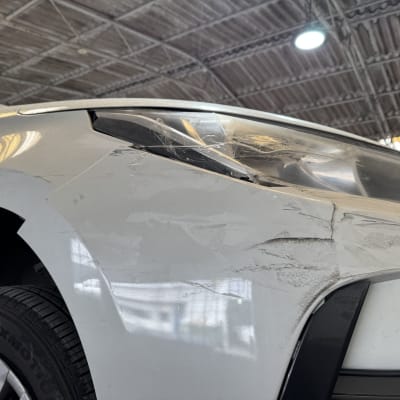 נזק לפגוש רכב במוסך