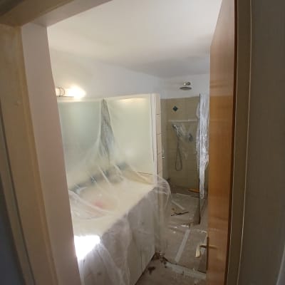 חדר אמבטיה מכוסה בניילון לקראת צביעה