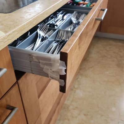 מגירת סכו"ם פתוחה במטבח עם ידיות מתכת