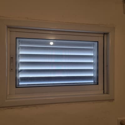 חלון אלומיניום עם תריסים סגורים