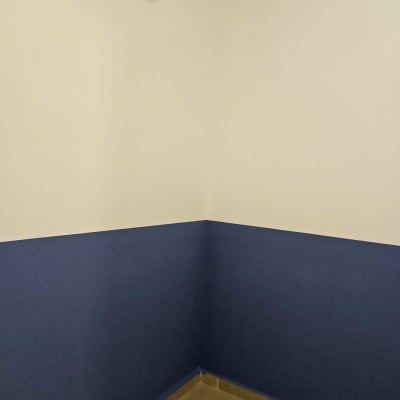 קיר צבוע חצי לבן וחצי כחול