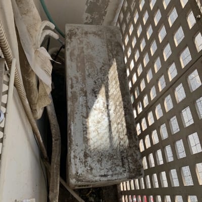 יחידת מיזוג אוויר ישנה ומלוכלכת במרפסת