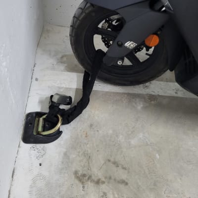 אופנוע קשור עם שרשרת נעילה לרצפה