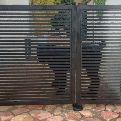 שער אלומיניום שחור עם פסים אופקיים