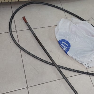 כבל אינסטלציה על רצפה ליד שקית פלסטיק