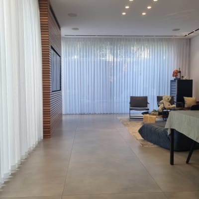 וילונות לבנים בחדר מגורים מודרני עם ריהוט מינימליסטי