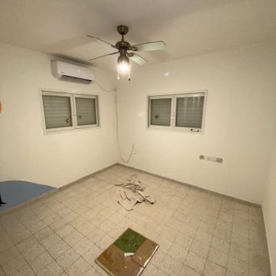 חדר עם קרטון ומטלית על הרצפה