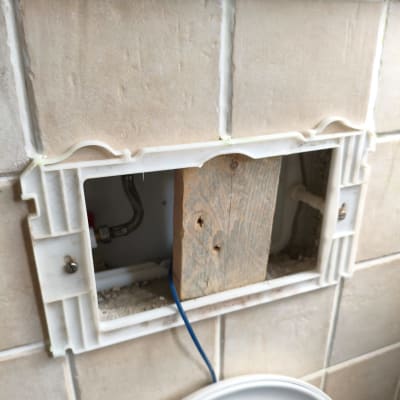 תמונה של עבודת אינסטלציה עם צינור ואריחים