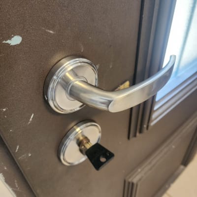 ידית ודלת עם מנעול כסוף