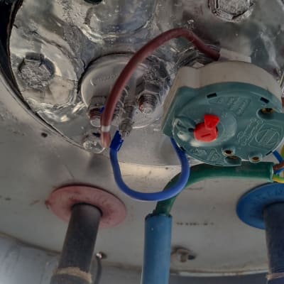 חיבורים חשמליים וצנרת בדוד שמש