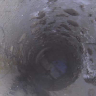צילום פנים צינור עם סימני נזילה