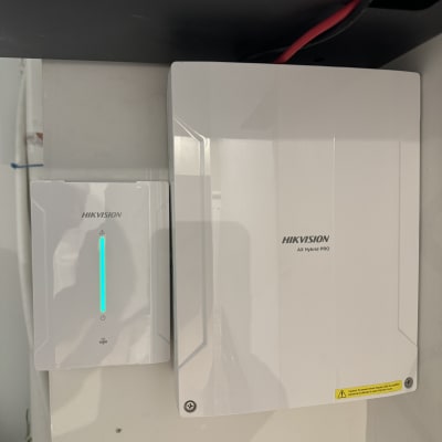 שני מכשירי Hikvision מותקנים על קיר עם חוטים אדומים