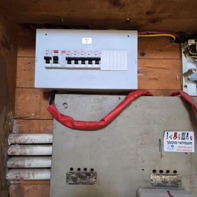 לוח חשמל עם חוטים וכלים חשמליים