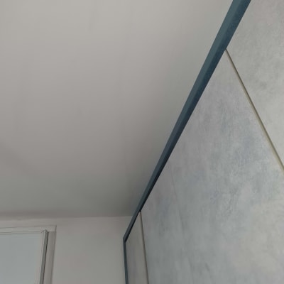 תקרה וקיר צבועים בלבן עם מסגרת כחולה