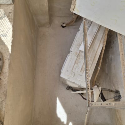 חדר עם צינורות וחלקי מתכת, קשור לאיטום